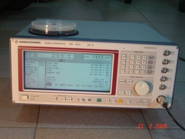 SIGNAL GENERATOR Rohde & Schwarz SME - 03